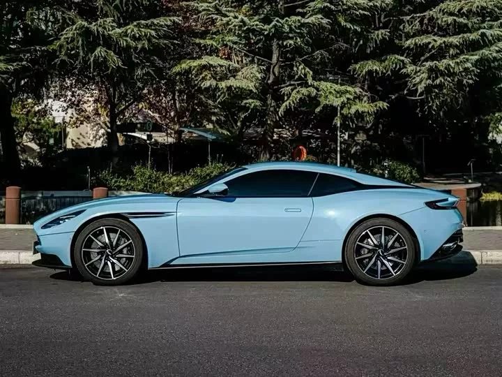 Aston Martin DB11