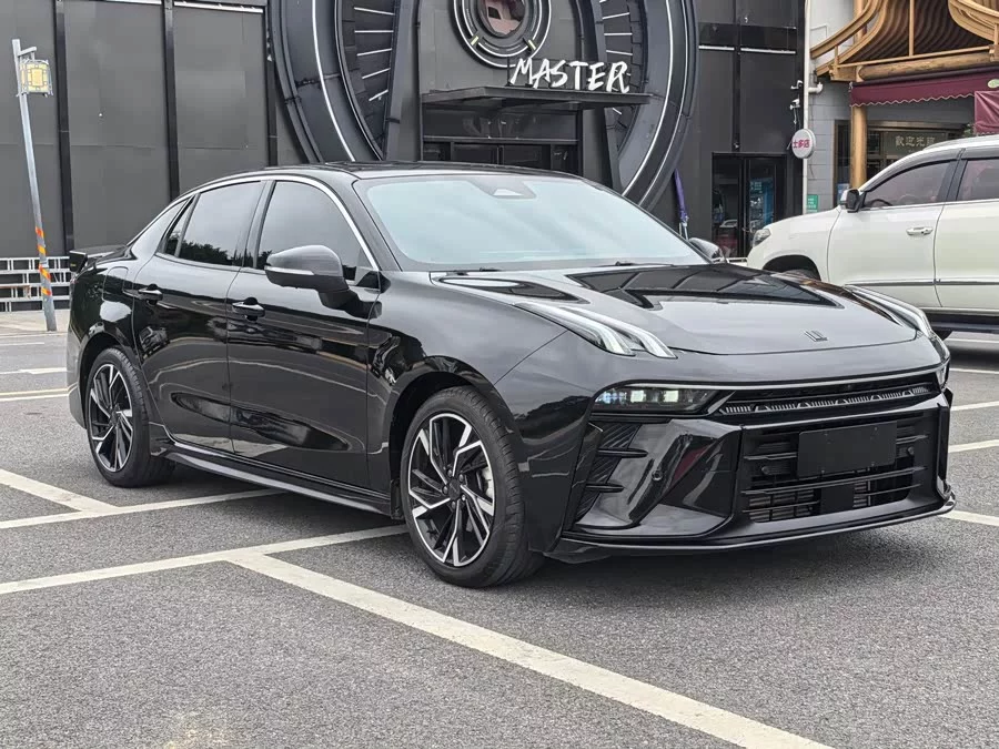 Lynk & Co 03