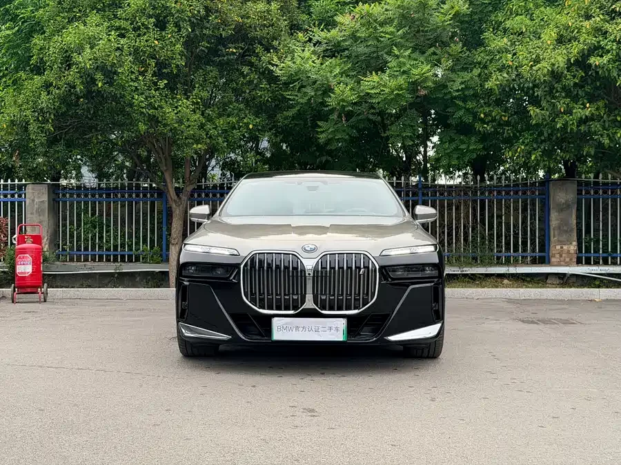 BMW i7