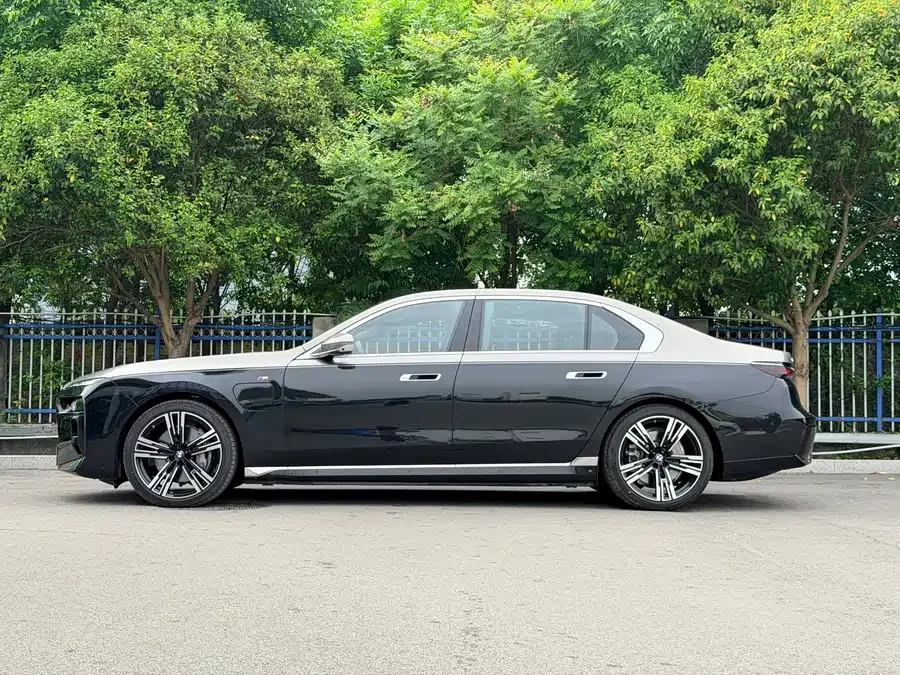 BMW i7
