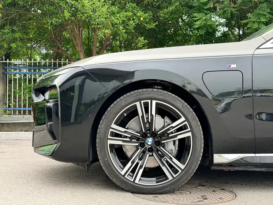 BMW i7