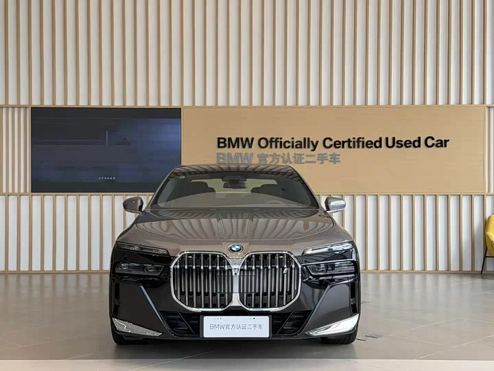 BMW i7