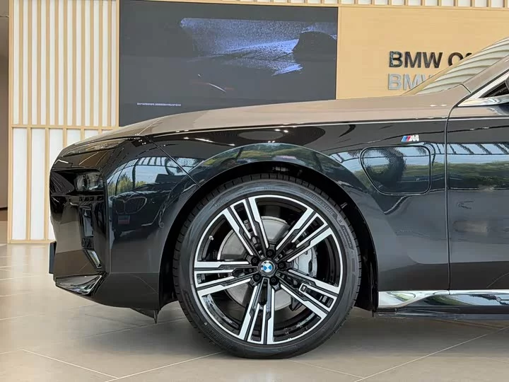 BMW i7