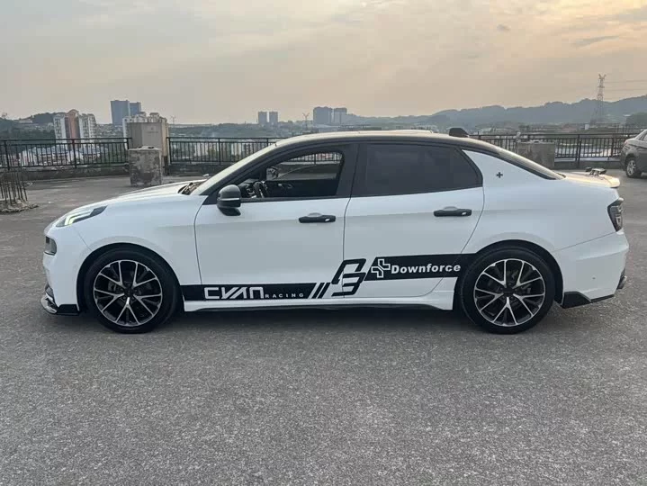 Lynk & Co 03