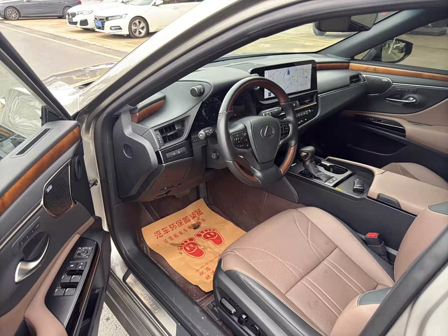 Lexus ES