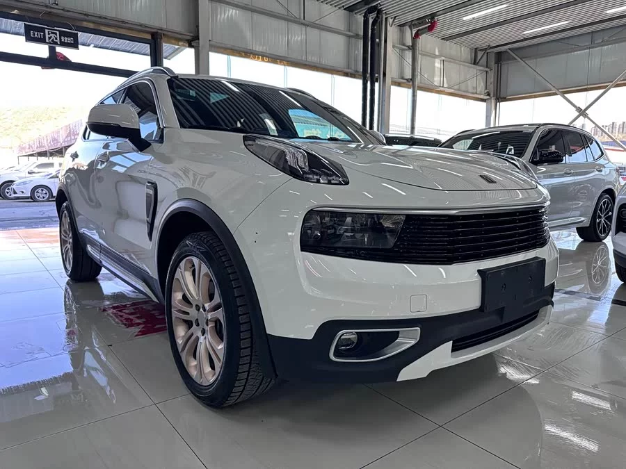 Lynk & Co 01