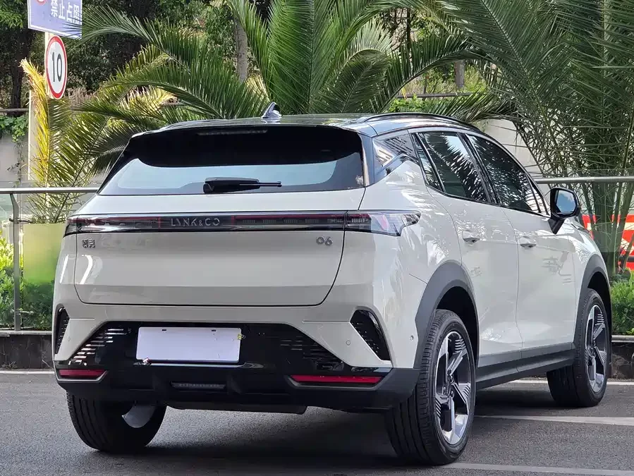 Lynk & Co 06