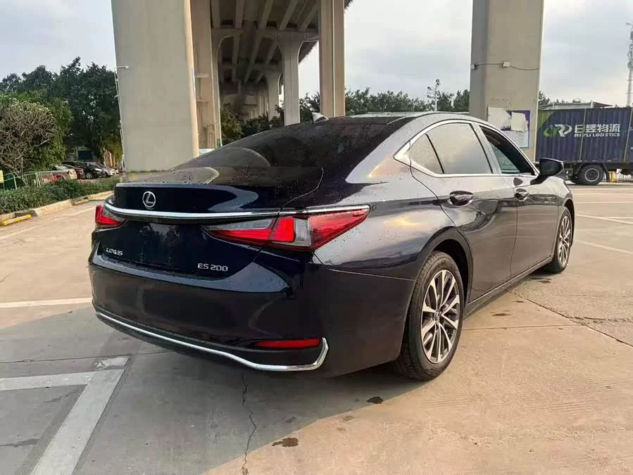 Lexus ES