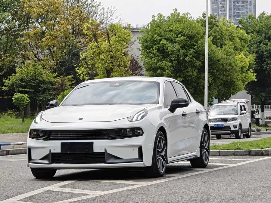 Lynk & Co 03
