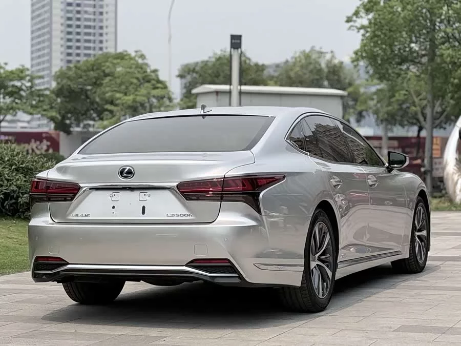Lexus LS