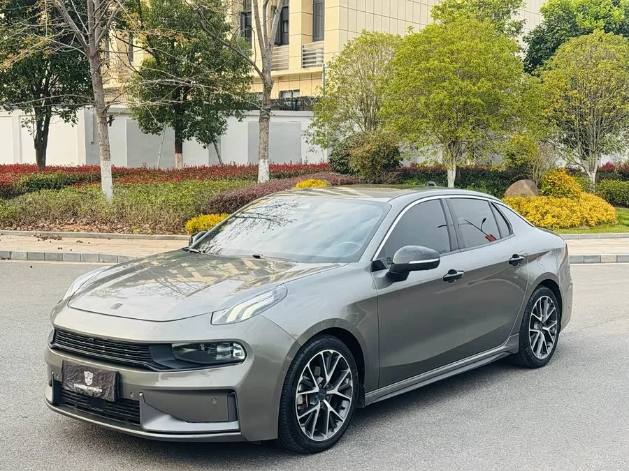 Lynk & Co 03