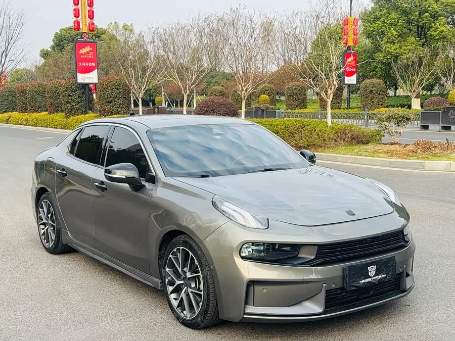 Lynk & Co 03