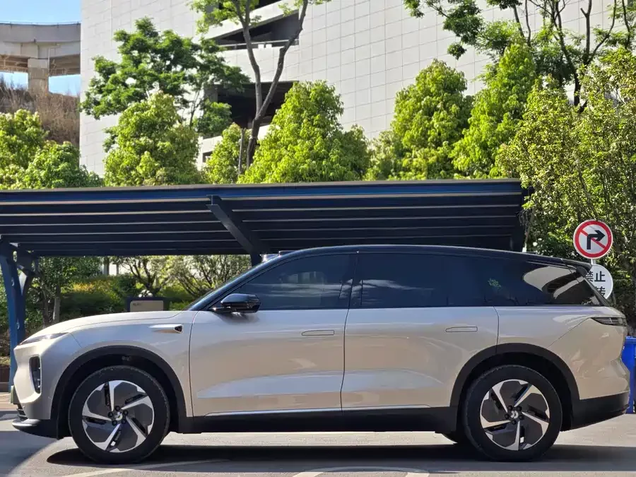 NIO ES8