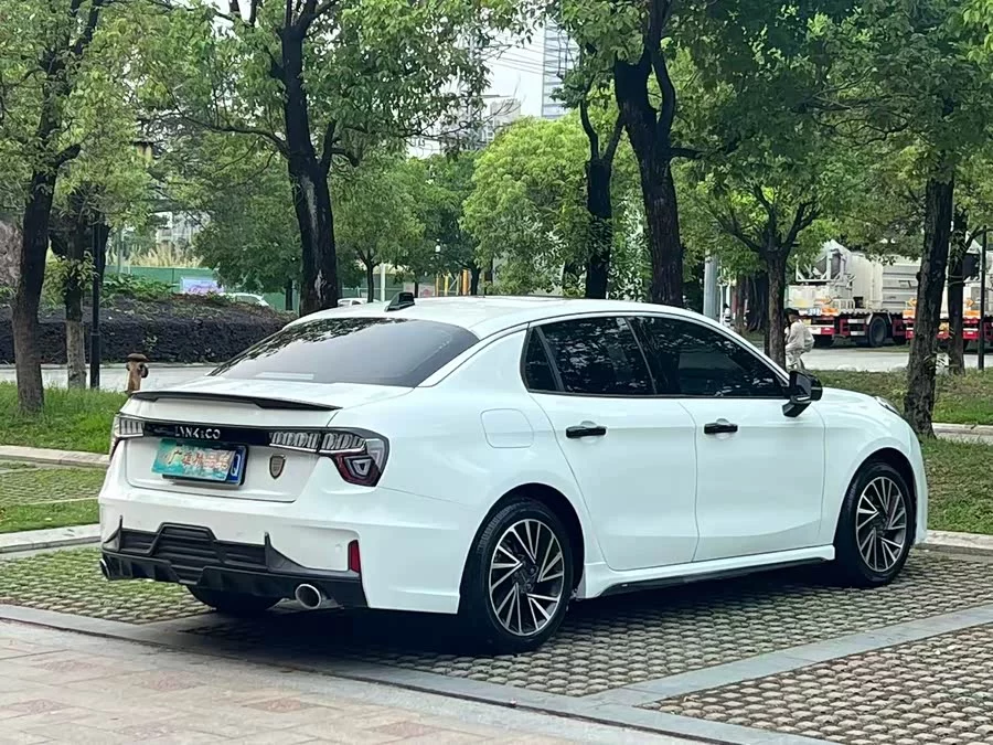 Lynk & Co 03