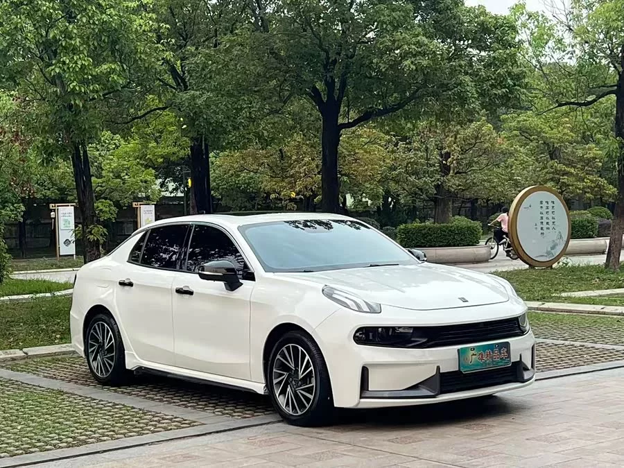 Lynk & Co 03