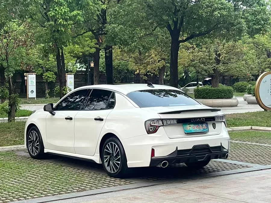 Lynk & Co 03