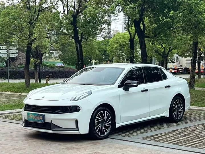 Lynk & Co 03
