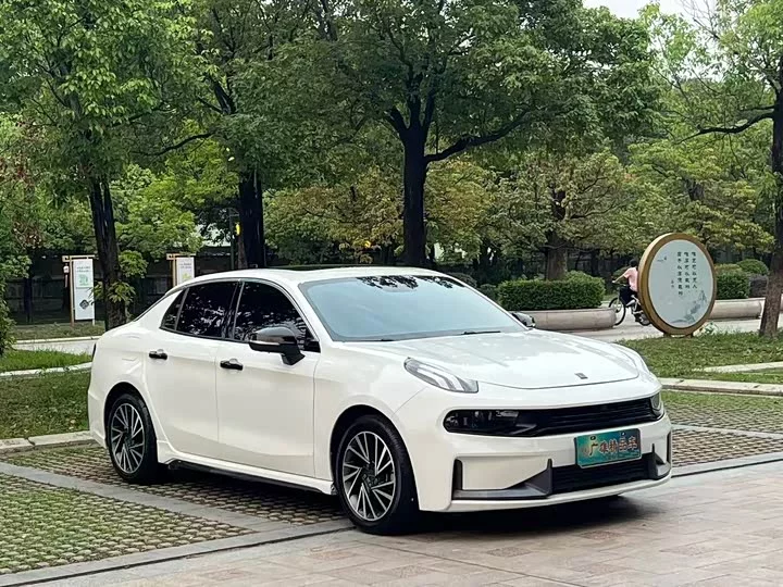 Lynk & Co 03