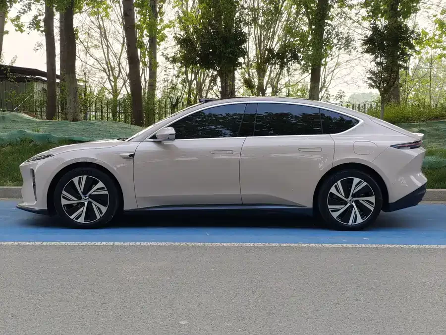 NIO ET5