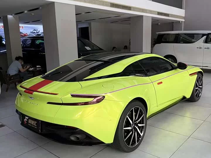 Aston Martin DB11