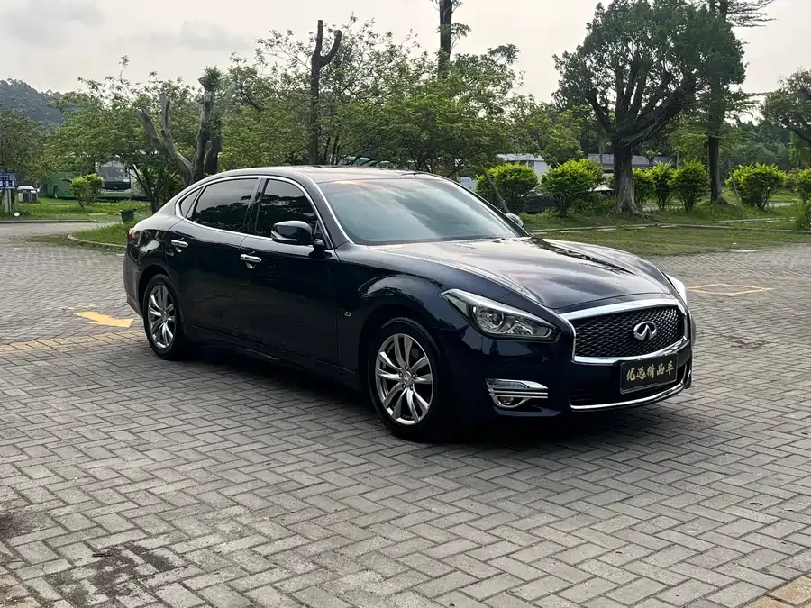 Infiniti Q70
