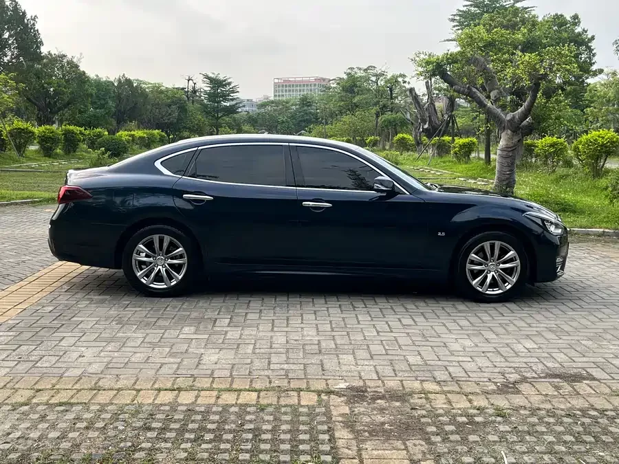 Infiniti Q70