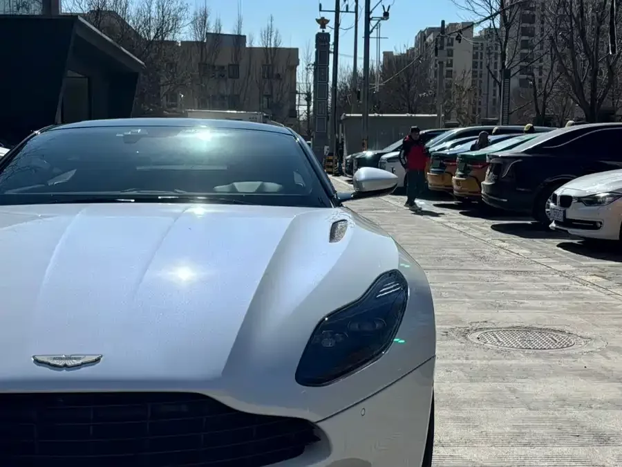 Aston Martin DB11