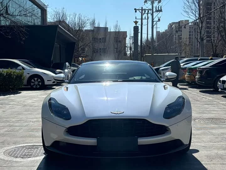 Aston Martin DB11