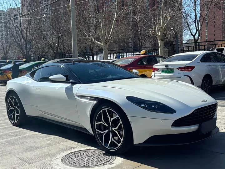 Aston Martin DB11