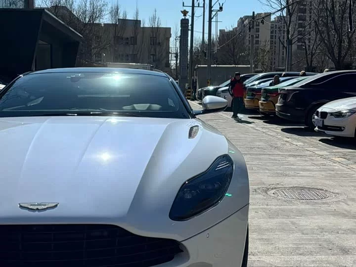 Aston Martin DB11