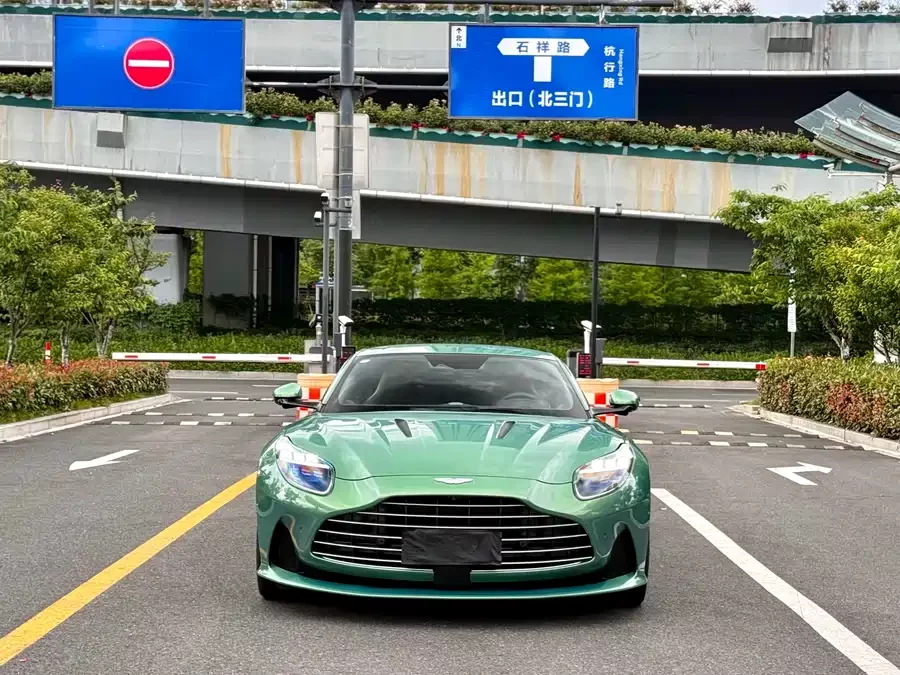 Aston Martin DB12