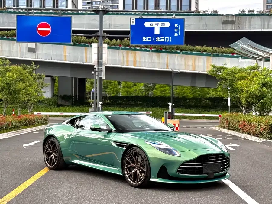 Aston Martin DB12