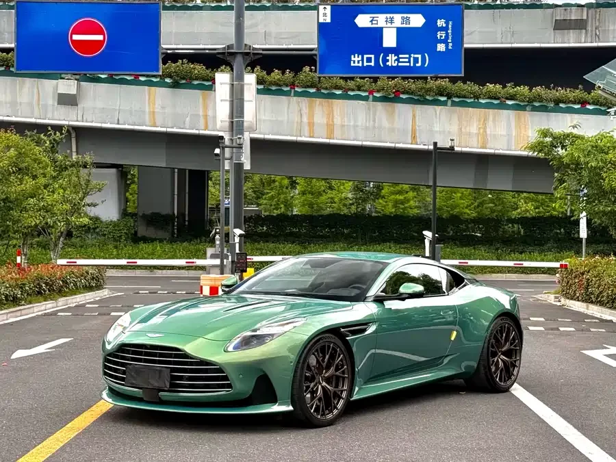 Aston Martin DB12
