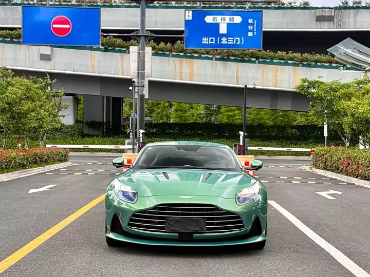 Aston Martin DB12