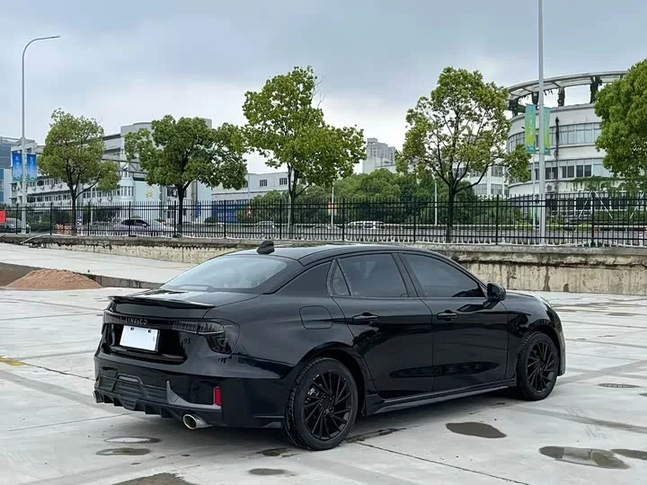 Lynk & Co 03