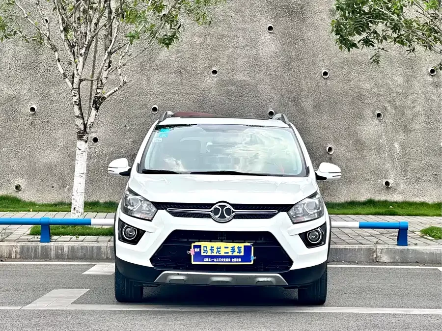 BAIC Saab X25
