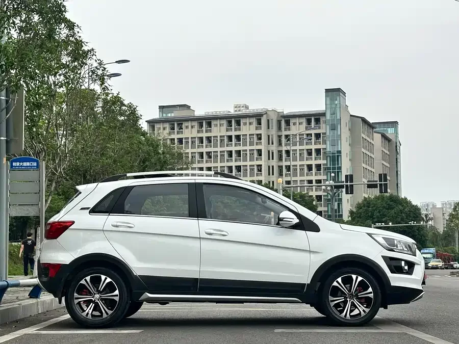 BAIC Saab X25