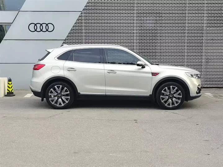 Hongqi HS5