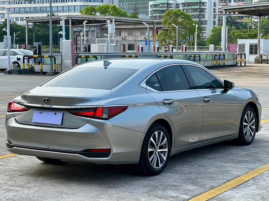 Lexus ES