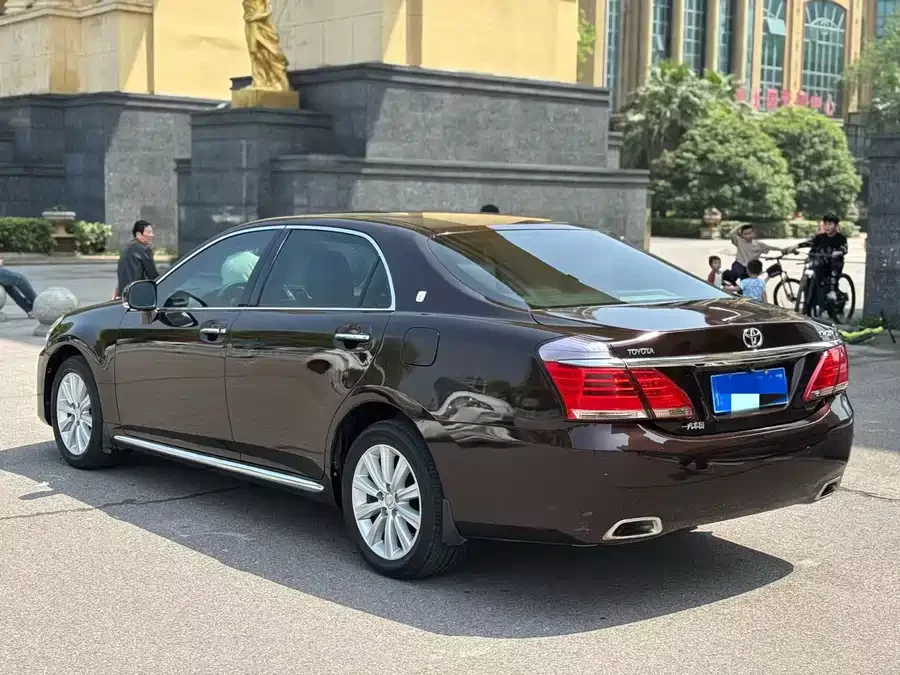 Toyota crown