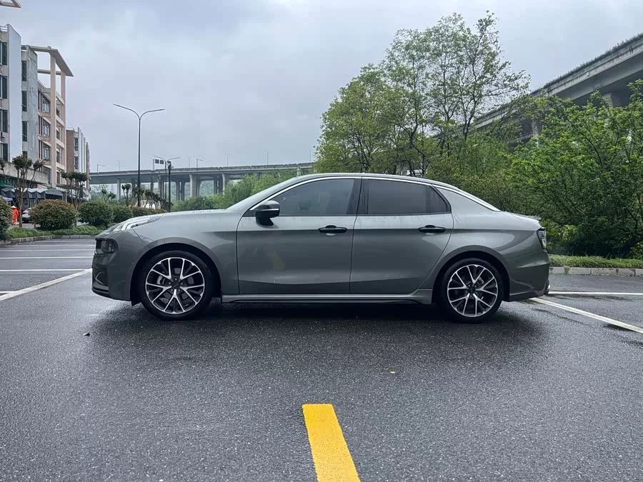 Lynk & Co 03