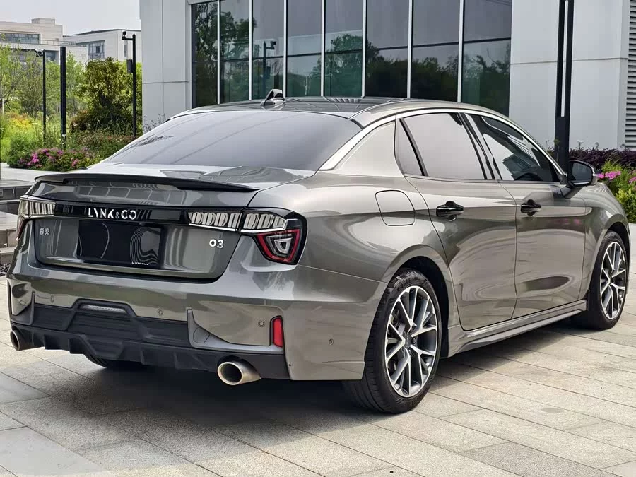 Lynk & Co 03