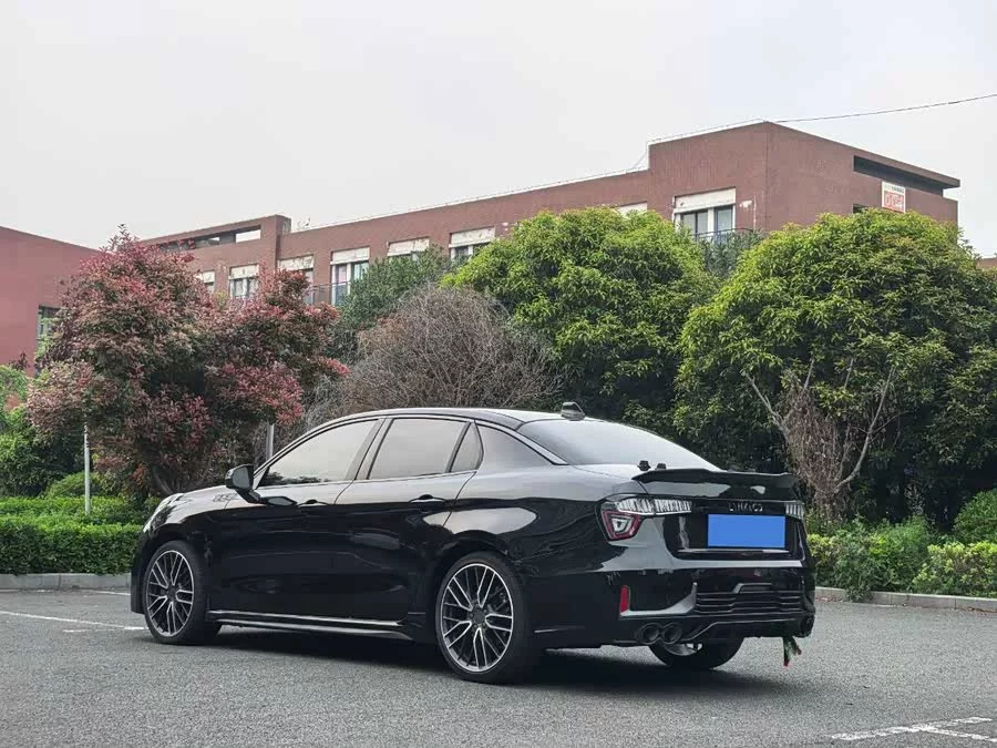 Lynk & Co 03