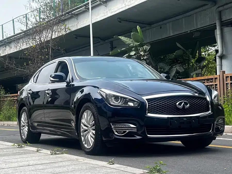 Infiniti Q70