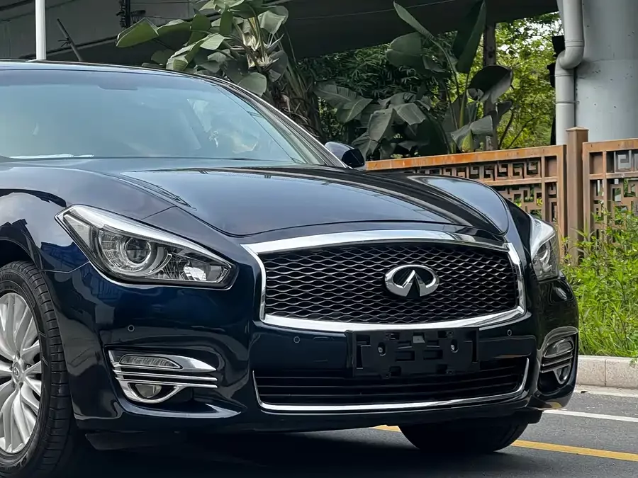 Infiniti Q70