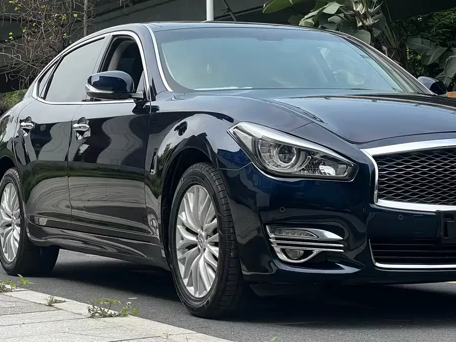 Infiniti Q70