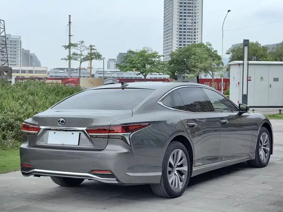 Lexus LS