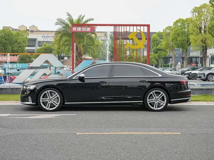 Audi S8