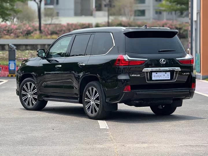 Lexus LX