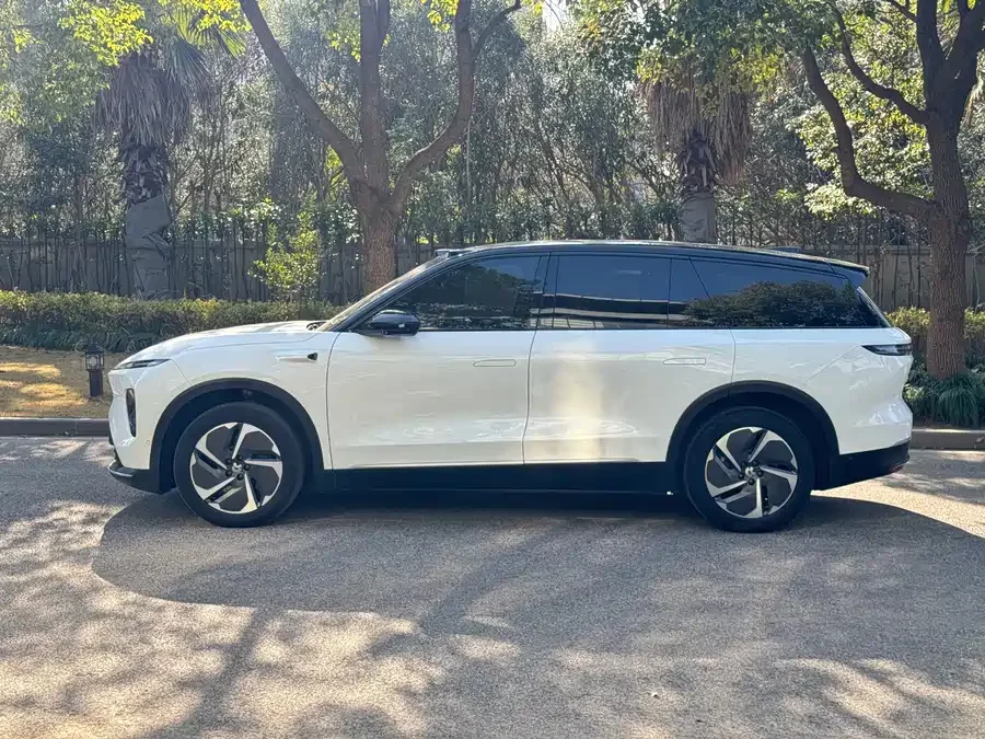 NIO ES8
